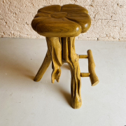 Barová stolička s ručním vyřezáváním