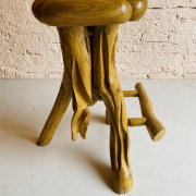 Barová stolička s ručním vyřezáváním
